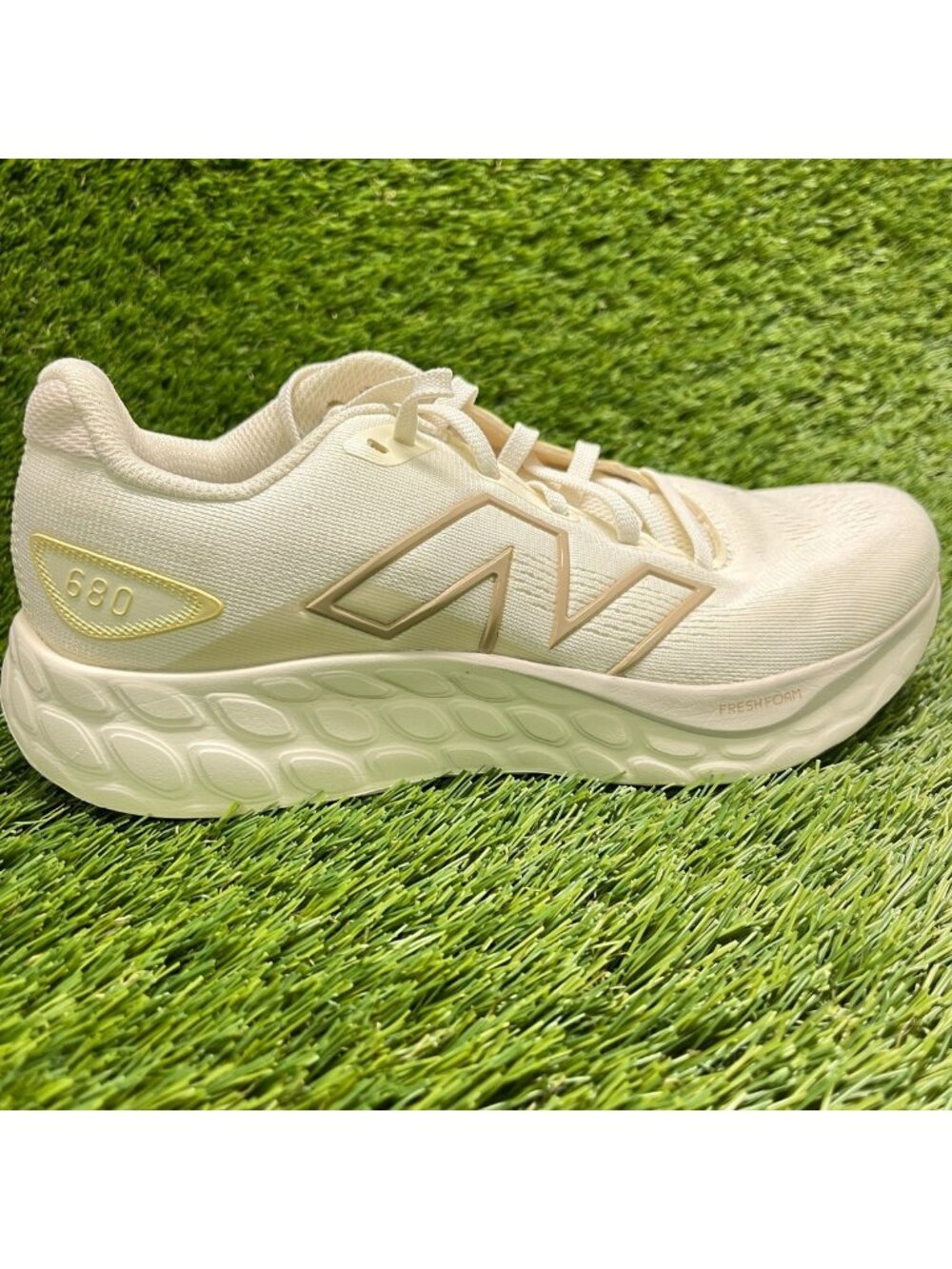 New Balance Fresh Foam 680v8 Womens Size 7 Cream Beige Running Shoes Sneakers